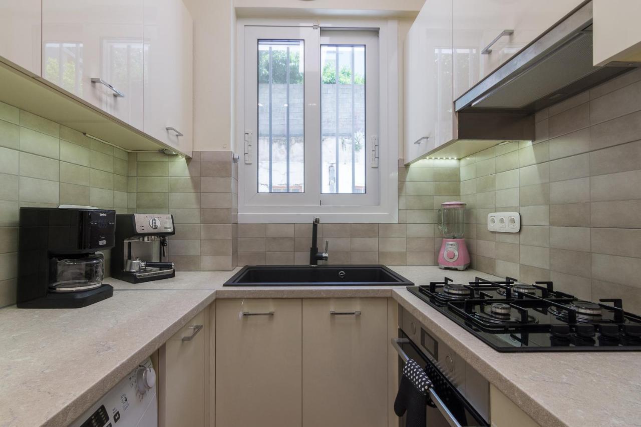 Beautiful And Spacious Apartment In Pagrati Athens Luaran gambar