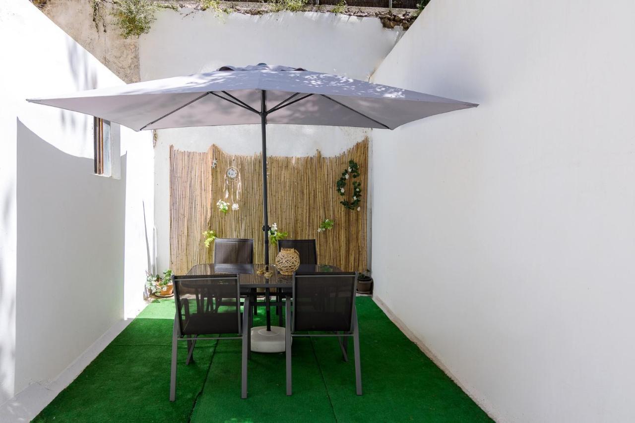 Beautiful And Spacious Apartment In Pagrati Athens Luaran gambar