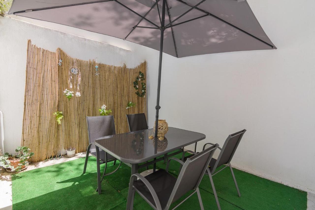 Beautiful And Spacious Apartment In Pagrati Athens Luaran gambar